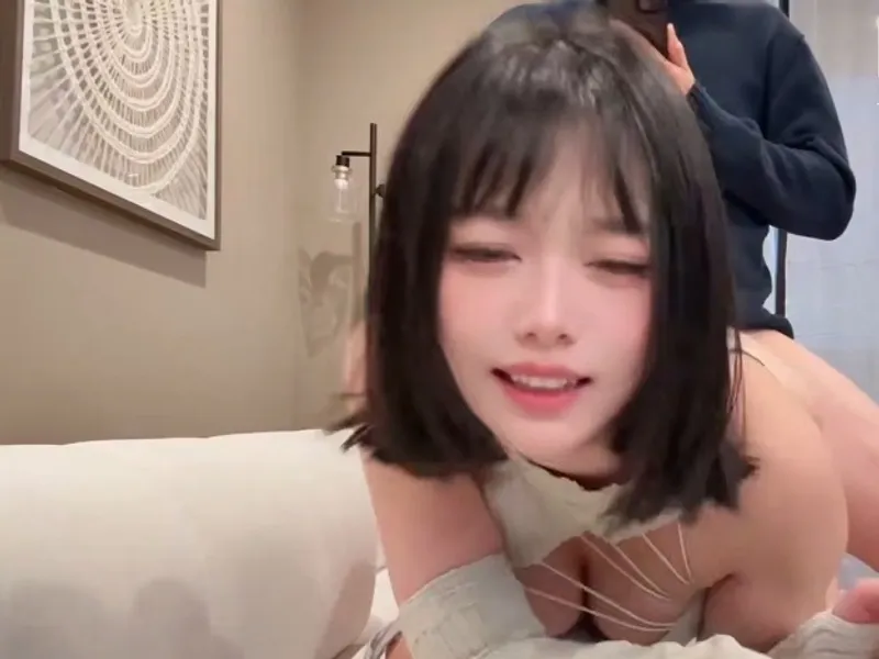 Chị họ dễ thương rủ em trai cowgirl đầy bốc lửa.